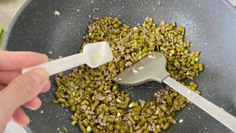 酸豆角炒茭白➕酸豆角牛肉炒茭白,加入半茶匙<a style='color:red;display:inline-block;' href='/shicai/ 3729'>白糖</a>翻炒中和酸豆角过多的酸咸味,还能增鲜