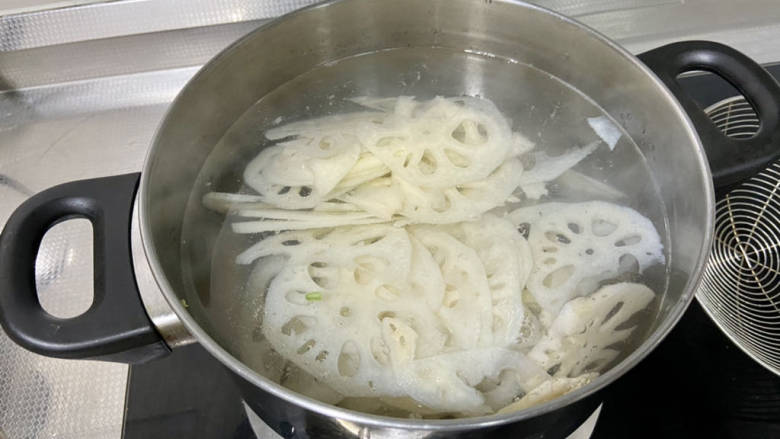 姜汁莲藕,坐锅烧水,水多一些,水开,下莲藕,大火再次煮开即可捞出过凉沥水备用