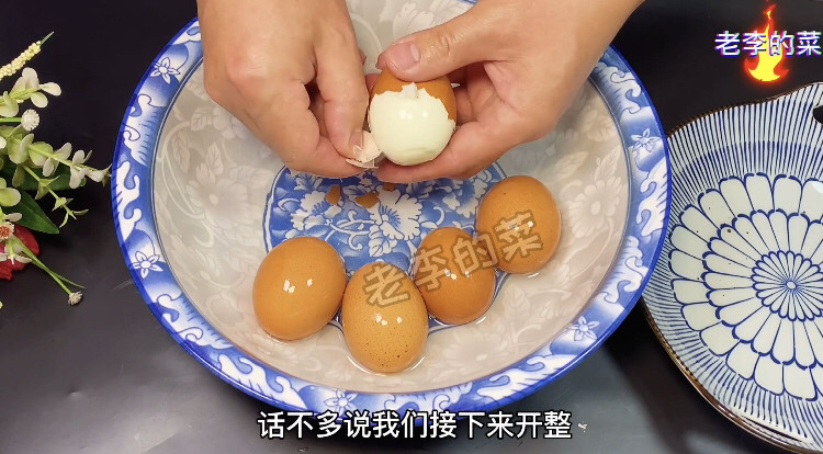 年夜饭寓意菜招财进宝,祝大家新的一年天天招财进宝,煮熟的<a style='color:red;display:inline-block;' href='/shicai/ 9'>鸡蛋</a>扒去外壳