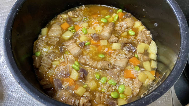 五花肉焖饭,所有食材倒入电饭锅,加入适量水基本和米持平