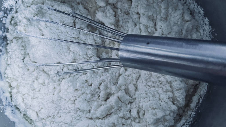 香葱肉松磅蛋糕,把粉类搅拌均匀。