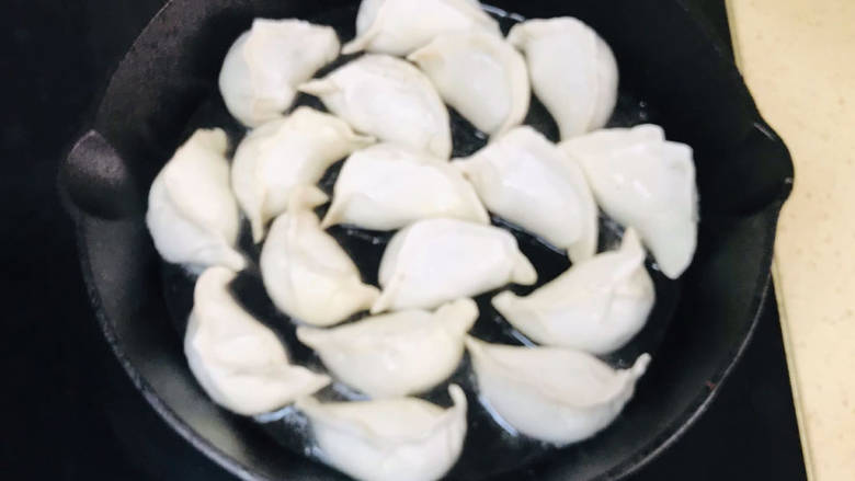 牛肉锅贴,全部包好,铁锅加油,烧热,将牛肉锅贴整齐地码放进锅里