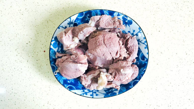 红焖牛肉煲,焯水后,用温水冲洗干净