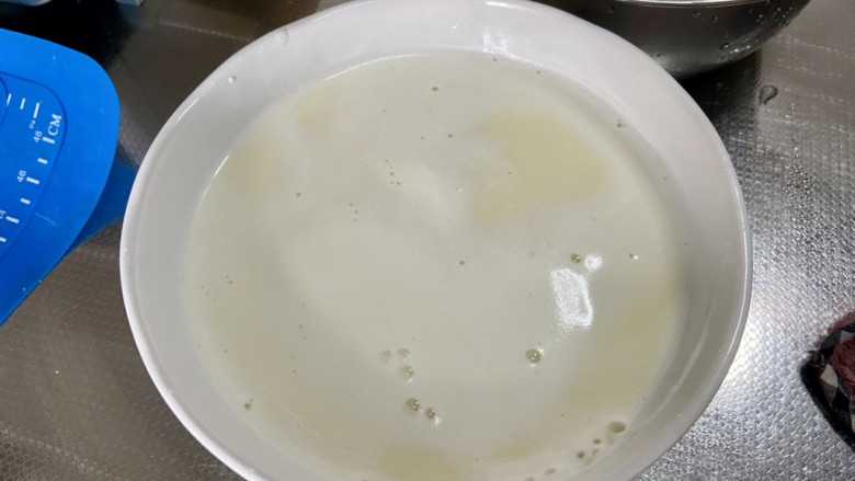 红糖豆腐脑,豆浆纱布过滤第一次,过滤的豆渣挤干净豆浆,还可以做饼
