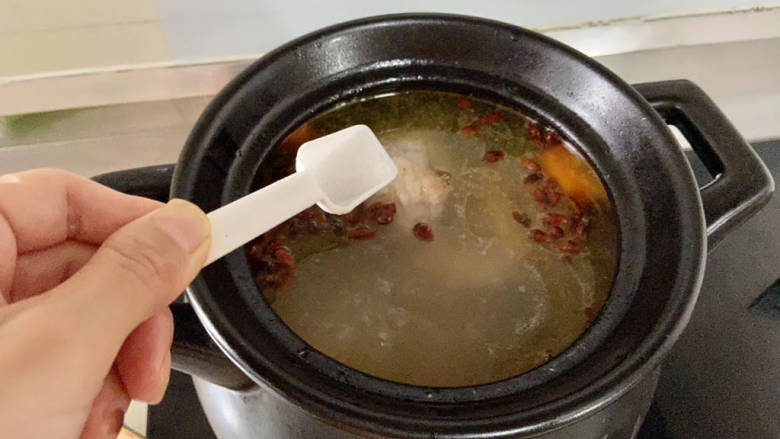 胡萝卜筒骨汤,根据自己的口味添加适量食盐调味,即可关火