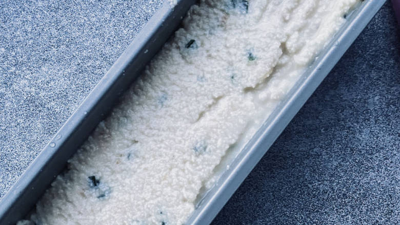 香葱肉松磅蛋糕,倒入磅蛋糕模具里。