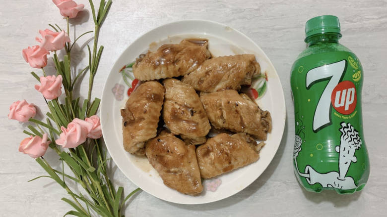 雪碧鸡翅,出锅即可食用！剩下的半瓶雪碧买来搭配噢～