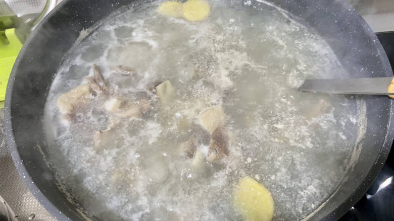 羊肉荞麦面,大火煮开,撇去浮末,继续焯水三分钟,撇干净浮末,