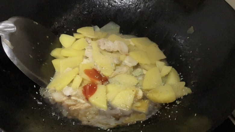土豆回锅肉,再撒点盐,<a style='color:red;display:inline-block;' href='/shicai/ 756'>鸡精</a>