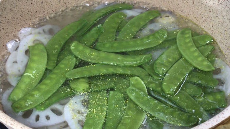 荷兰豆藕片,放入藕片和荷兰豆,煮至断生后捞出备用