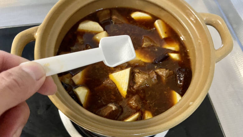 芋头焖牛腩,尝下汤汁咸淡,可以根据自己口味补充少许食盐