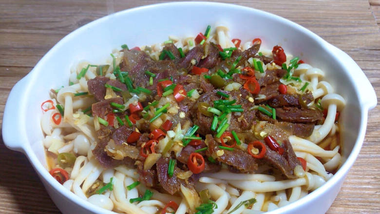 香肠蒸海鲜菇,8分钟后取出,撒上葱花淋入<a style='color:red;display:inline-block;' href='/shicai/ 847'>香油</a>