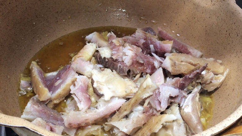 香料鱼干,就着热油放入腊鱼,中火炸至金黄色