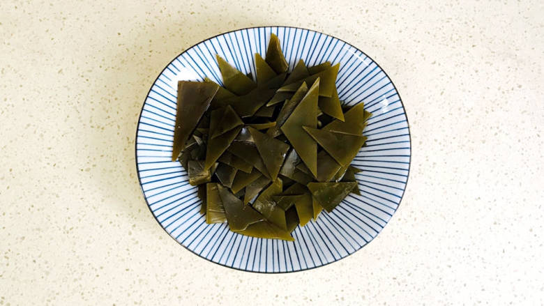 海带炒肉片,<a style='color:red;display:inline-block;' href='/shicai/ 277'>海带</a>洗净,切成三角块