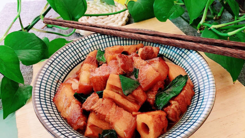 五花肉焖莲藕,五花肉的软绵,莲藕的粘糯。