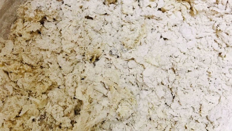 #闹元宵#全麦肉龙|懒龙,分次加入清水,搅拌成絮状