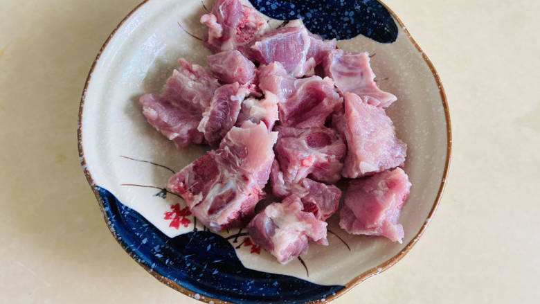 照烧排骨,<a style='color:red;display:inline-block;' href='/shicai/ 434'>排骨</a>清洗干净,用清水把血水浸泡出来,再冲洗干净