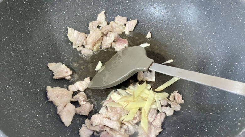 黄瓜炒肉片➕黄瓜木耳炒肉片,加入姜蒜片,中火炒出香味