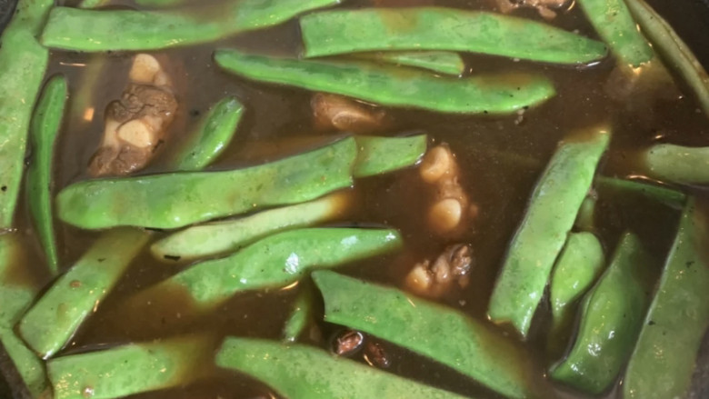 排骨土豆炖豆角,填汤,要用开水,水不用太多,然后我是一起倒入电压力锅,放入适量盐,炖20分钟左右,大家要看自家电压力锅的时间去调整。