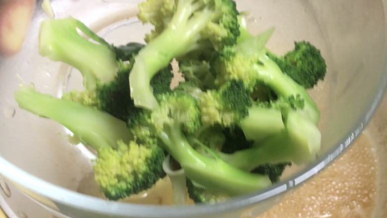 鸡胸肉蔬菜沙拉,就着油锅烧开水,放入西兰花煮熟,捞出沥干水分