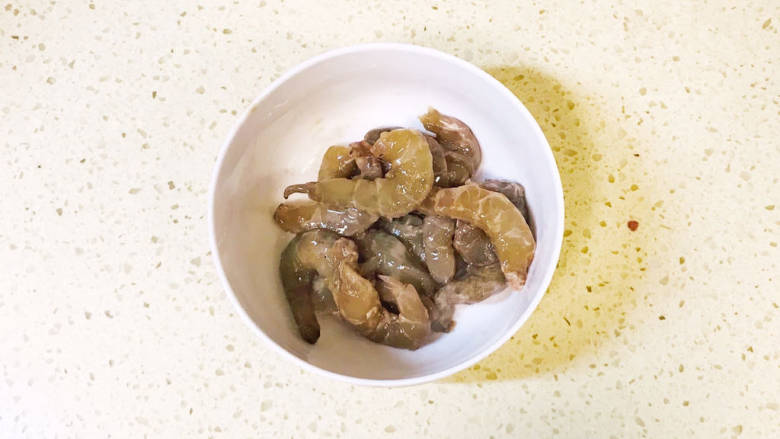 杏鲍菇炒虾仁,控干水分,留下100克