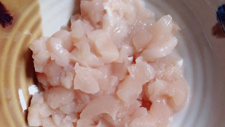 蘑菇鸡肉浓汤,准备好<a style='color:red;display:inline-block;' href='/shicai/ 101'>鸡胸肉</a>,切小块。