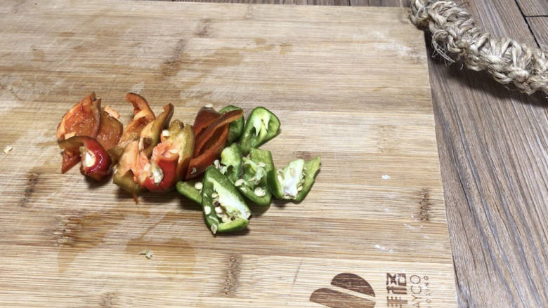 熏肉炒黄瓜,青红辣椒洗净,切成小块备用
