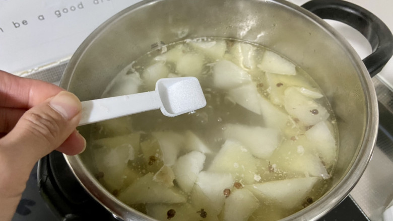 羊肉荞麦面,加入适量食盐,即可。