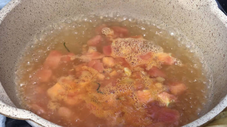 金针菇番茄汤,加入适量开水,煮沸