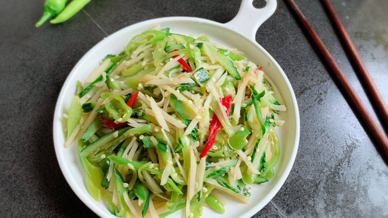 黄瓜炒土豆丝,简单家常菜～