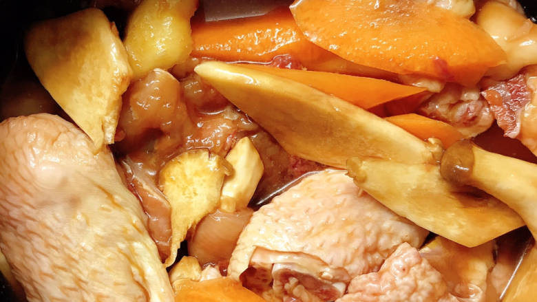 #闹元宵#胡萝卜滑鸡饭（电饭锅版）,腌制入味的鸡块倒入电饭锅中，按煮饭键