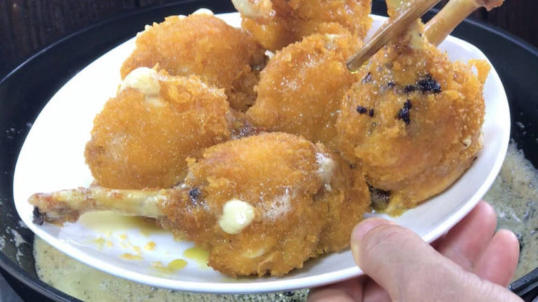 秘制鸡腿,捞出鸡腿,继续烧油至八成热