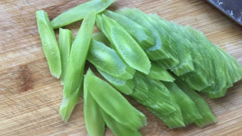 莴苣炒里脊肉,切片
