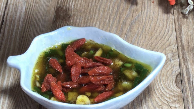 凉拌娃娃菜,加入枸杞,拌匀备用