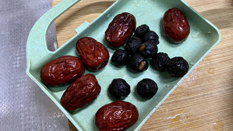 益母草鸡蛋汤,红枣洗净,桂圆剥壳洗净