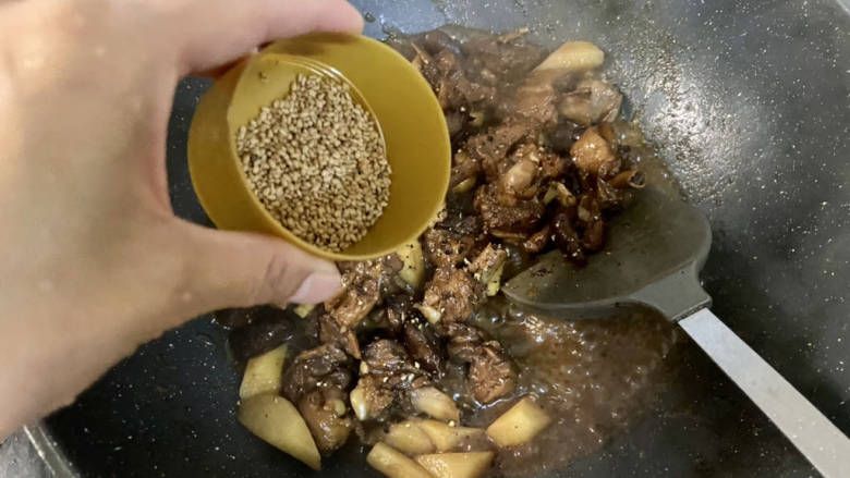 香菇烧鸭肉➕香菇山药烧鸭肉,加入一汤匙<a style='color:red;display:inline-block;' href='/shicai/ 141911'>熟白芝麻</a>,翻炒均匀出锅