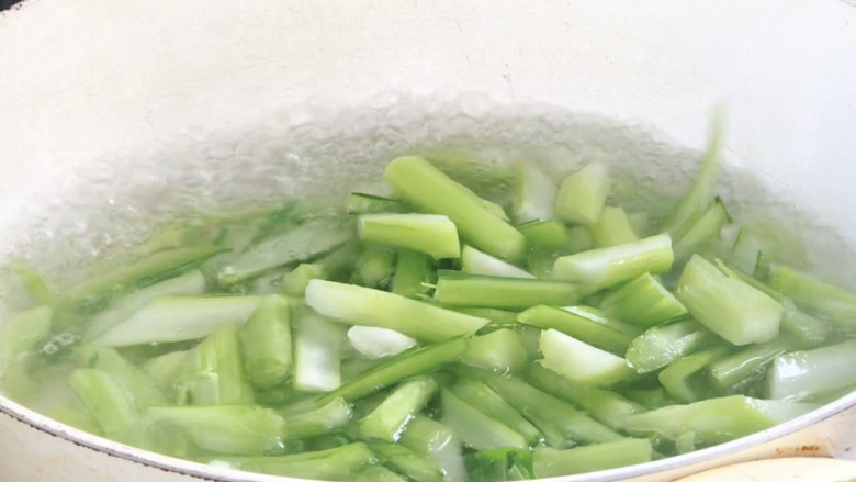 菜心梗炒肉,起锅烧开水,加少许盐和油,放入菜心梗,拌匀煮沸至断生,捞出,沥水备用