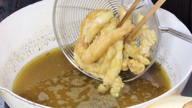 柠檬鸡柳,再放入鸡柳,炸至金黄色,捞出沥油备用
