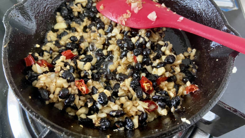 蒜蓉豆豉蒸排骨,下蒜末小米辣,小火炸香,关火盛出备用