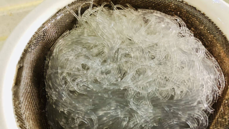 凉拌粉丝黄瓜,锅中提前烧一锅开水,水开后放入粉丝烫软。
粉丝稍微烫软即可,不可时间过长,避免碎掉。