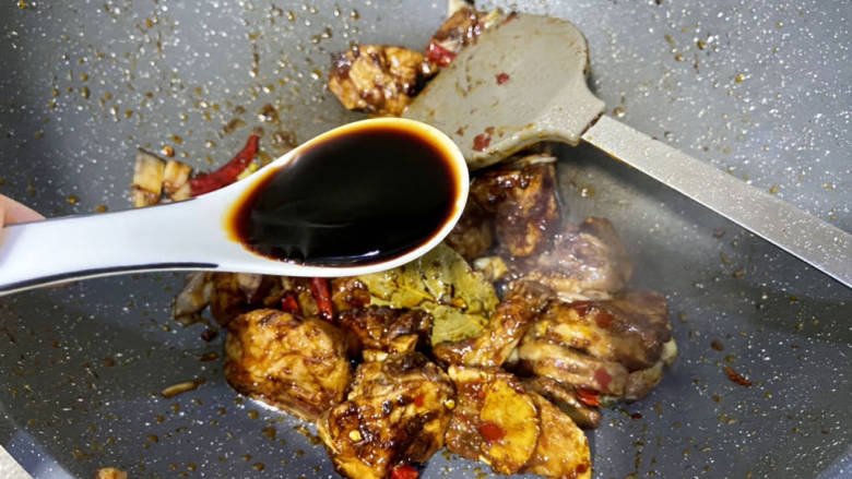 豆角焖卷子➕排骨豆角土豆焖卷子,淋一汤匙<a style='color:red;display:inline-block;' href='/shicai/ 788'>生抽</a>,中小火翻炒出酱香味