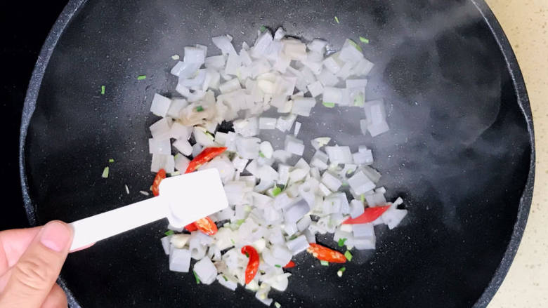 炝炒藕片,翻炒均匀,撒入盐调味