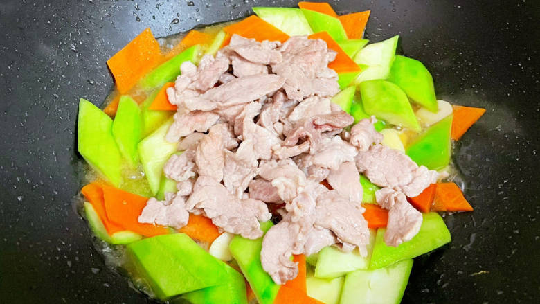丝瓜肉片,加入猪肉,翻炒均匀