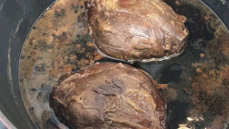 酱牛肉,大火烧开转小火,炖上两小时(如果喜欢酥一点的可以加时间)关火不要揭盖焖至冷却,放冰箱冷藏一夜再捞起牛腱,汁水可另外放好,还可以用作卤鸡蛋或拌面吃……