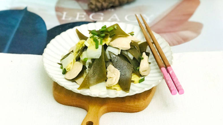 海带炒肉片,装盘后撒上葱花,美味的海带炒肉片就做好了