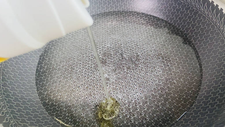 凉拌蒜蓉西兰花,锅中加入适量清水大火烧开,加入适量的食用油
