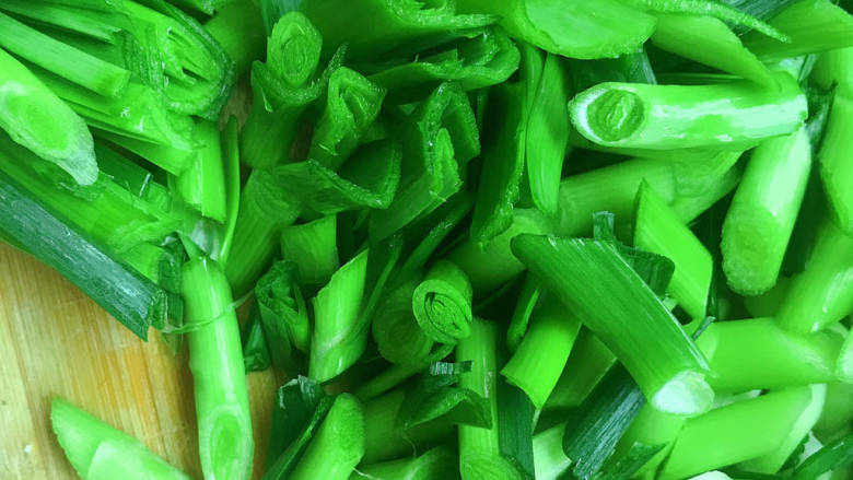 蒜苗炒牛肉,斜切成小段