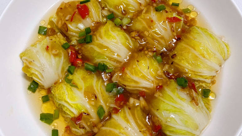 白菜卷肉,这样就蒸好好,再焖煮点蒜辣酱就可以开吃啦