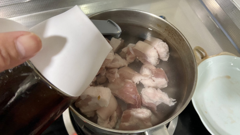 五花肉焖莲藕,冷水下锅,加少许<a style='color:red;display:inline-block;' href='/shicai/ 718'>料酒</a>,煮开后再焯水2分钟,捞出,温水洗干净控水备用