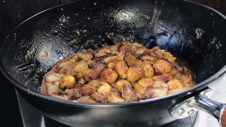 脆皮蛋烧肉,加入少许热水,煮沸后继续焖5分钟